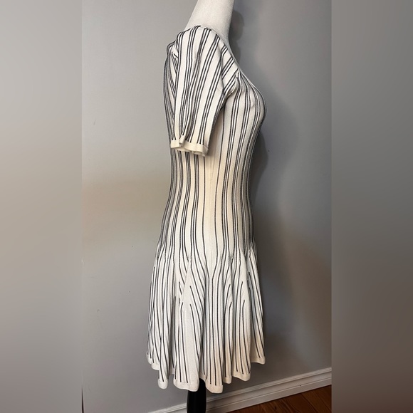 NWOT CUSHNIE ET OCHS Dress w/ Flare at the Bottom, Style Galore & Comfort Too!! - Picture 2 of 12